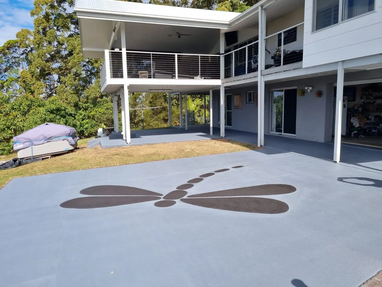 Garage floor with a custom decorative epoxy design