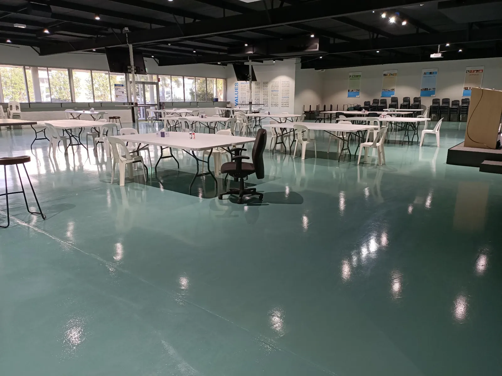 Green epoxy floor coating in a commercial cafeteria